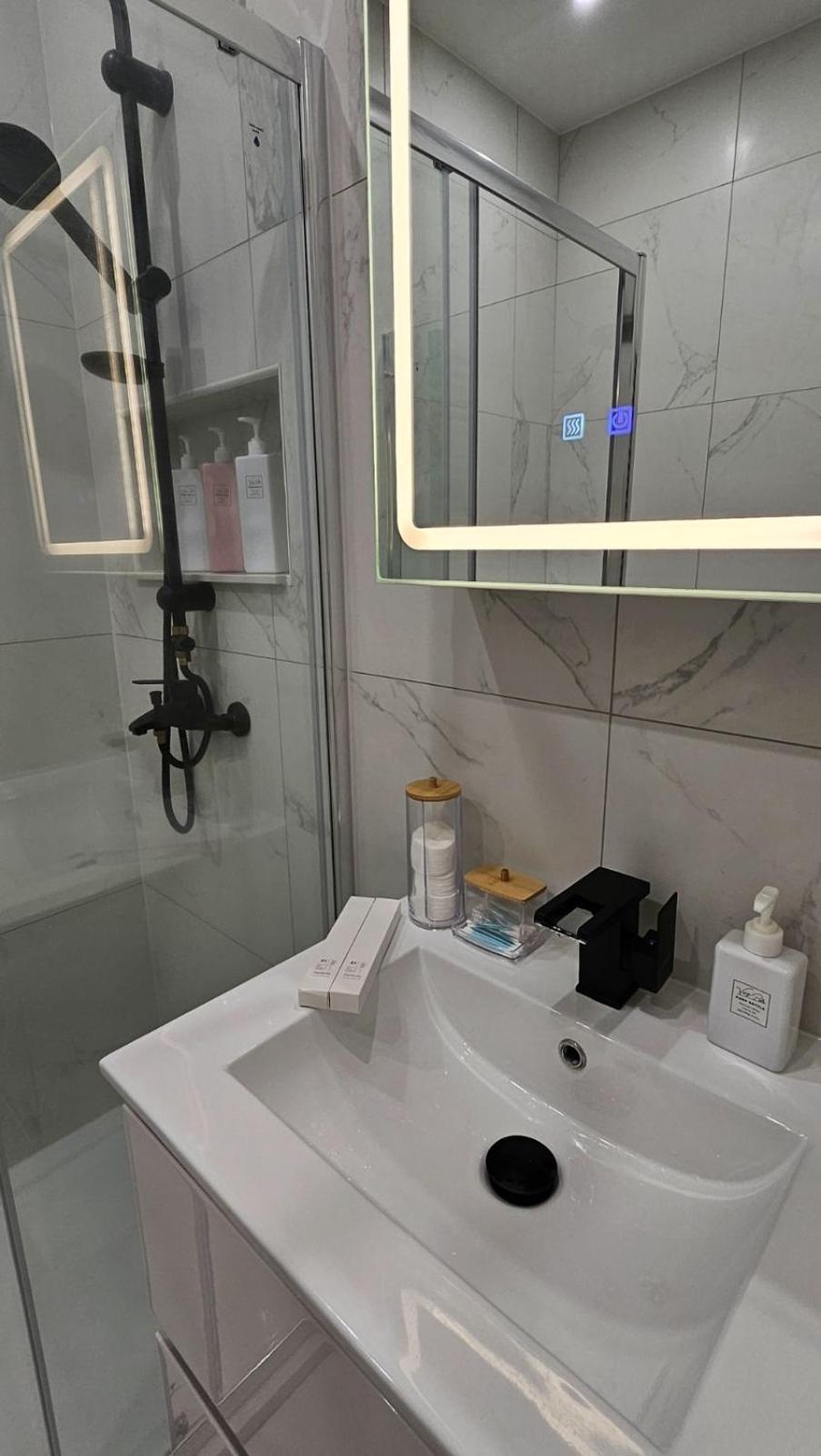 Studio Penthouse Lumineux Avec Grande Terrasse De 40M2 Брюксел Екстериор снимка
